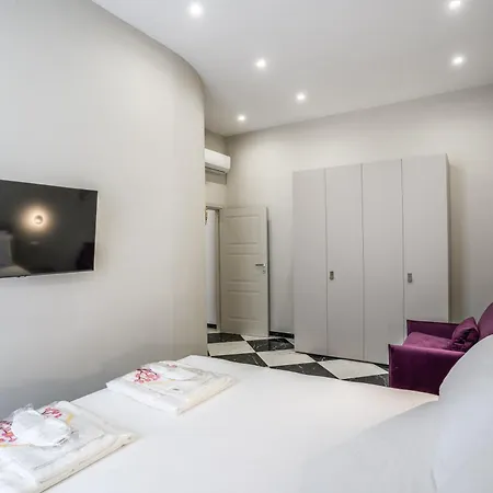 Lady Rose One Apartment *